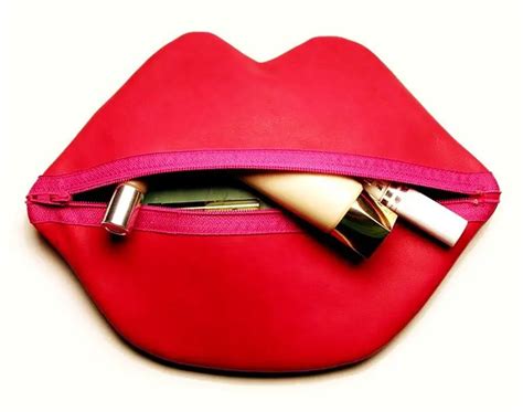 lips bag with fingertips.